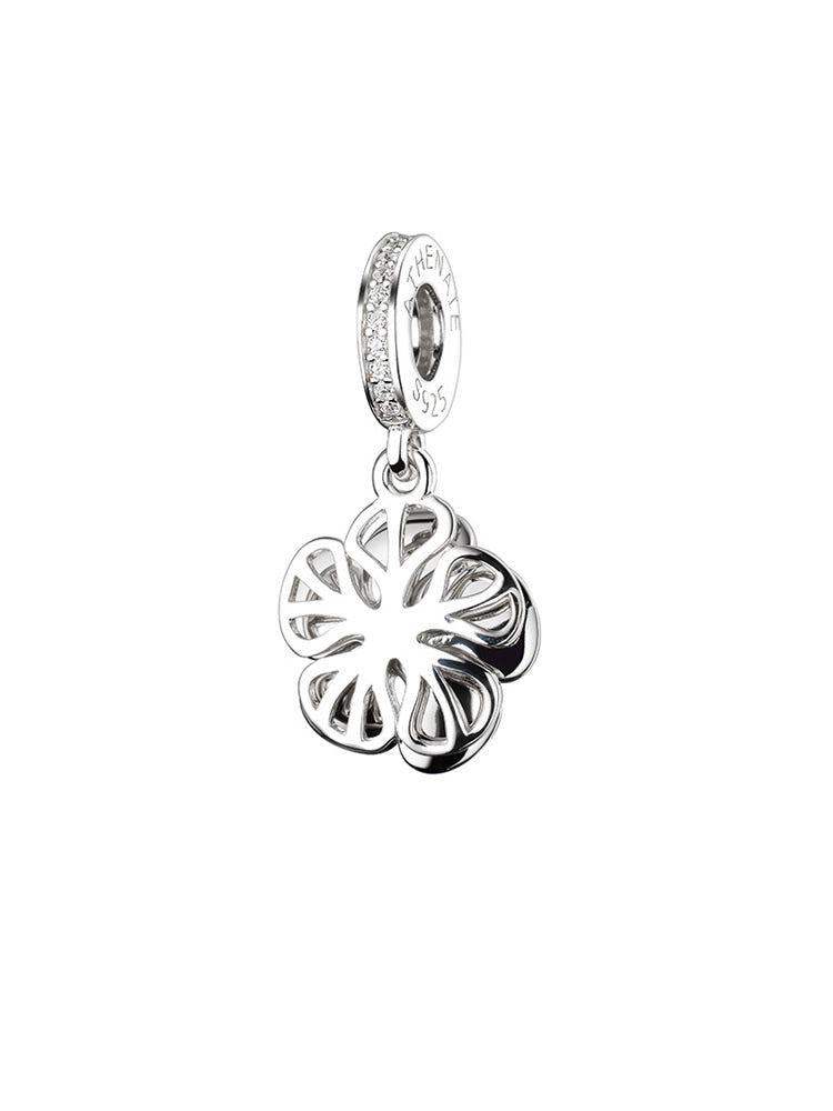 Charm colgante de plata con flor de primavera