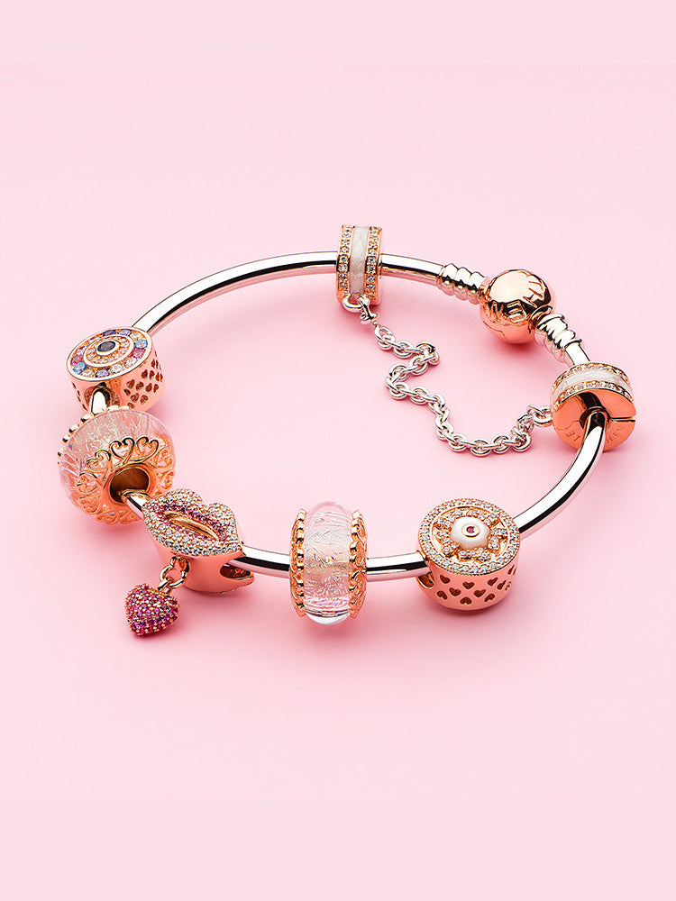 Pulsera básica elegante con dijes y cierre dorado