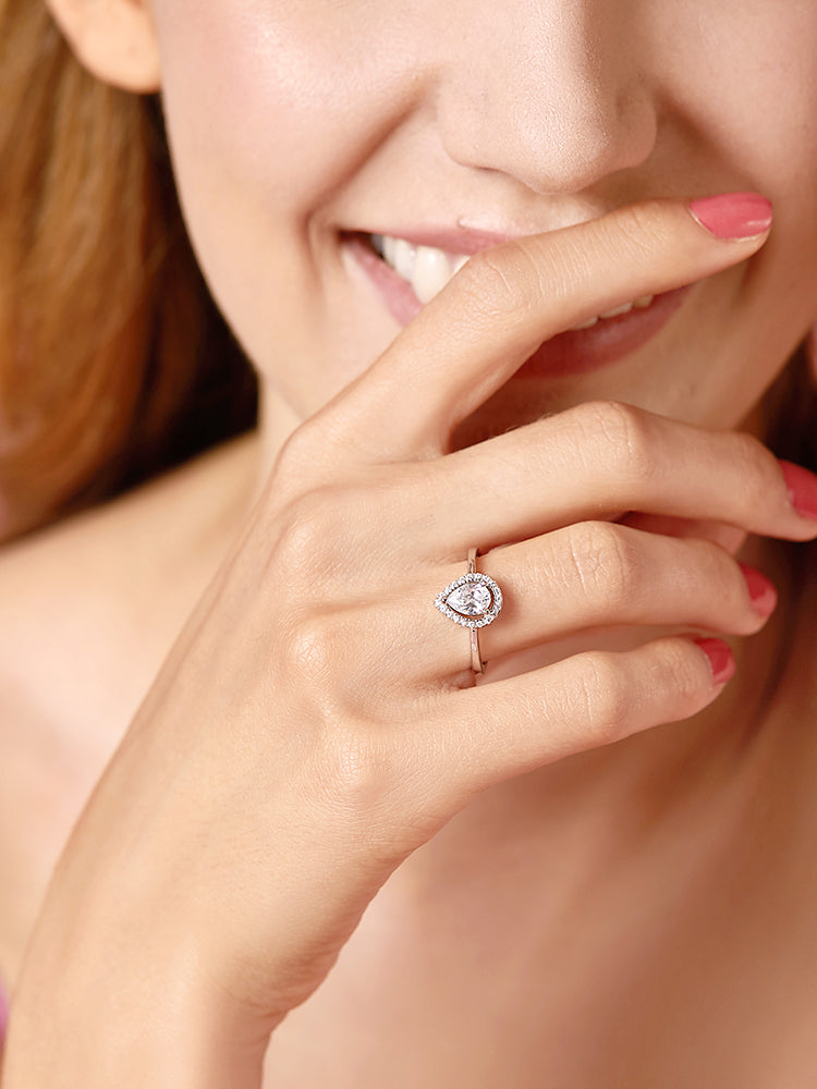 Anillo apilable con halo de lágrima brillante de circonita cúbica transparente