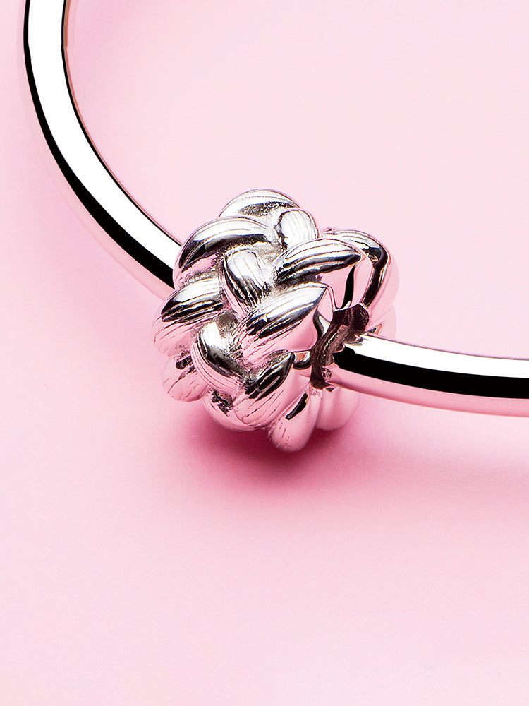 Breloque en argent sterling avec nœud tissé