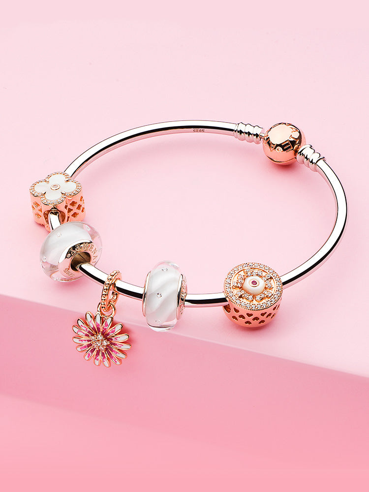 Pulsera básica elegante con dijes y cierre dorado