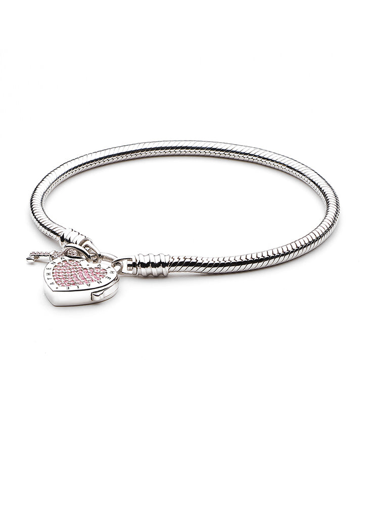 Pulseira e bracelete com pingentes de corrente de cobra e fecho de coração com zircônia cúbica.