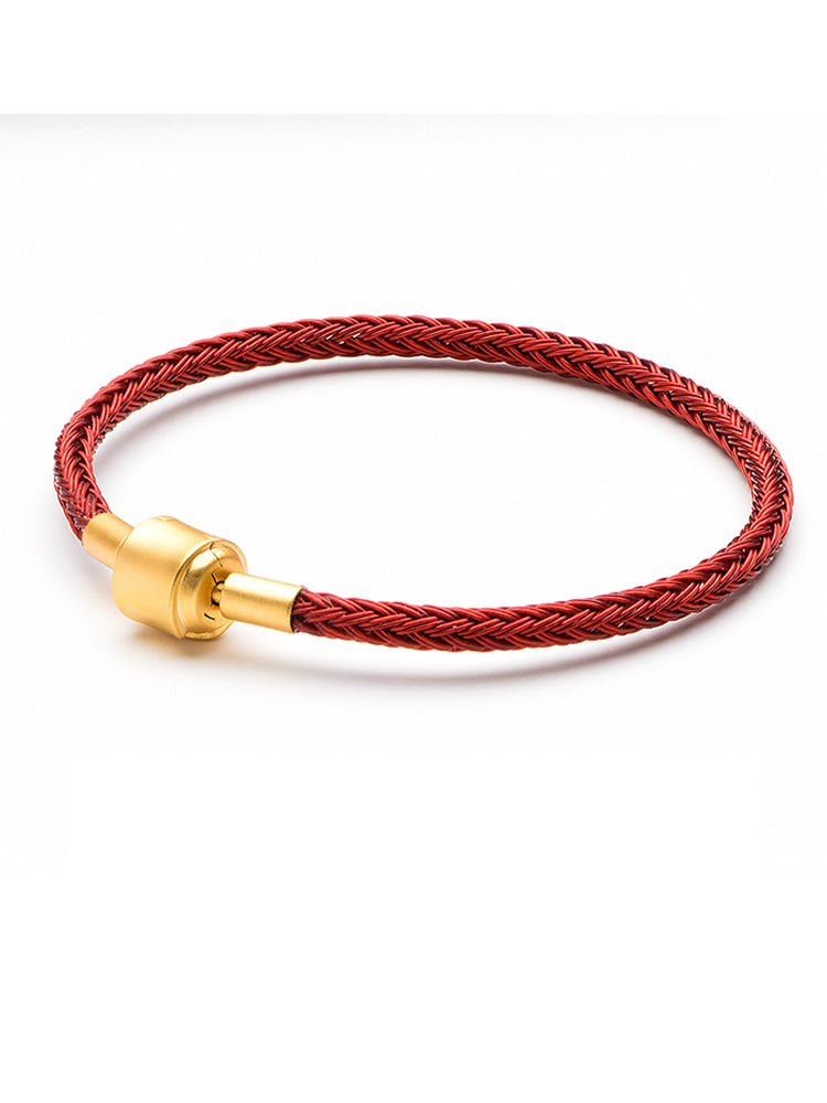 Pulseira clássica vermelha trançada com fecho dourado.
